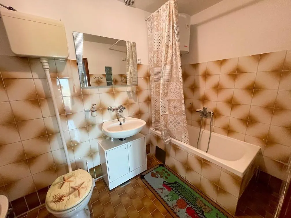 Apartmani Ruzic Jadranovo 0*,  Croatia